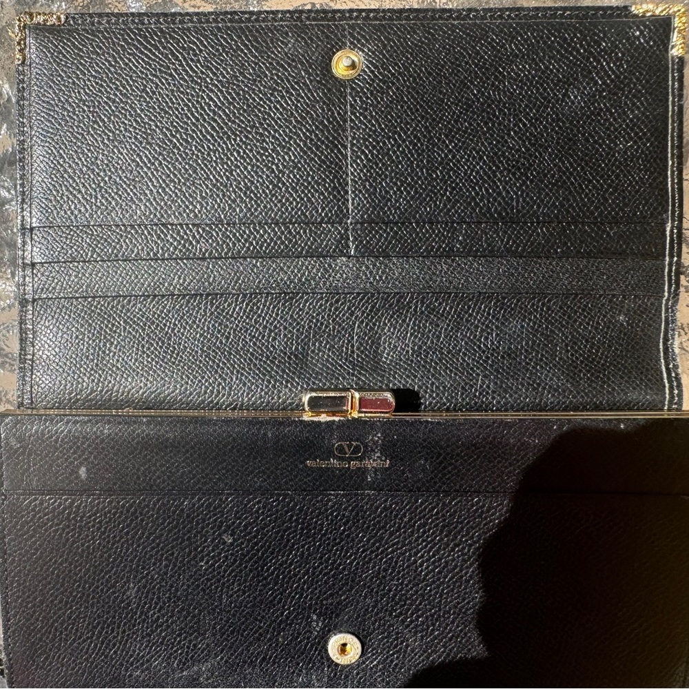 Vintage Valentino Garavani Black Wallet with Gold Accents - Picture 7 of 13